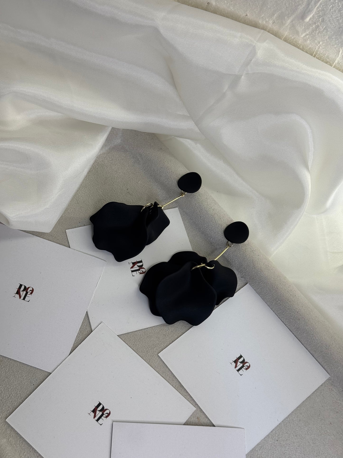 MIDNIGHT PETALS – Σκουλαρίκια