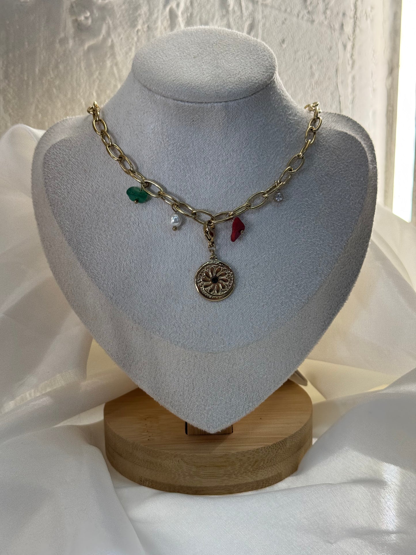 Ατσάλινο κολιέ με charms σε χρυσό χρώμα