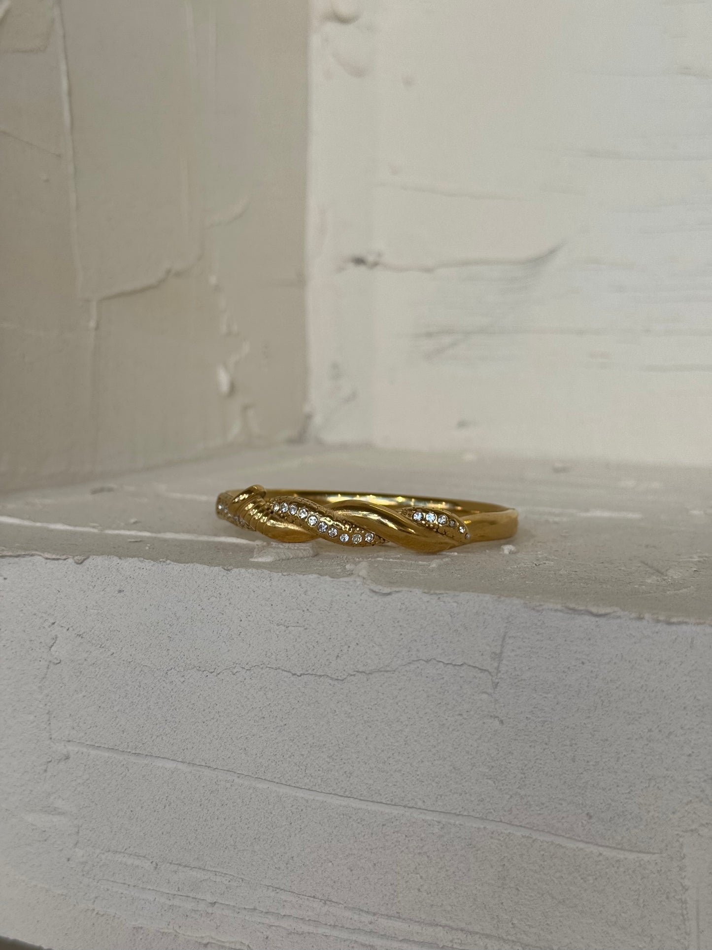 Ατσάλινο Βραχιόλι Στριφτού Σχεδίου σε Ασημί Χρώμα με Στρας