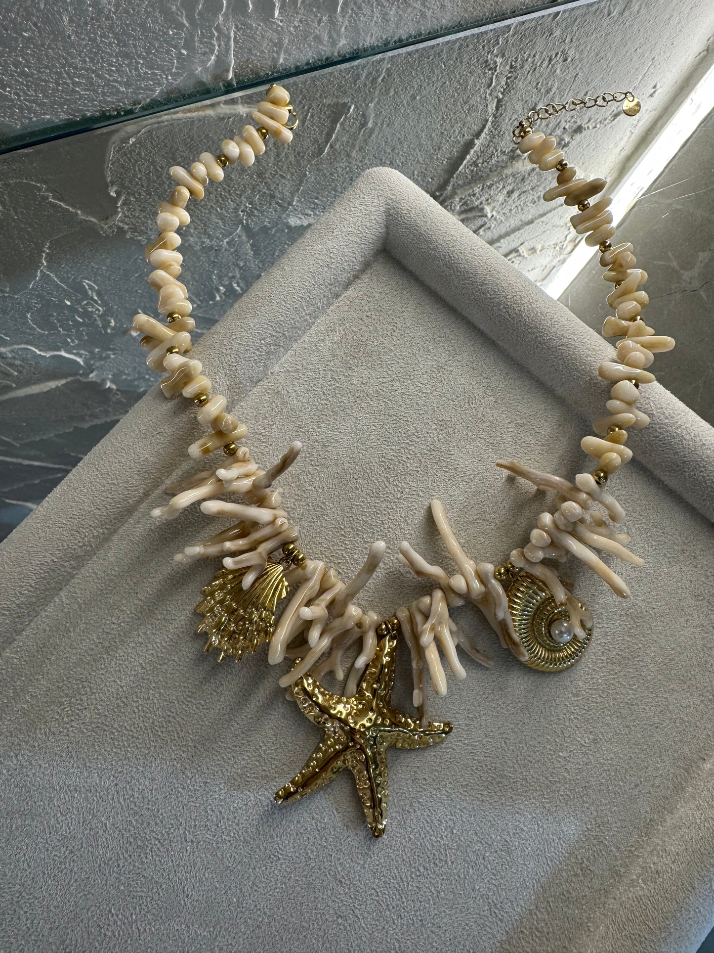 Κολιέ “Thalassa” με Εκρού Κοράλλια & Χρυσά Θαλασσινά Charms – Pnoe Studio