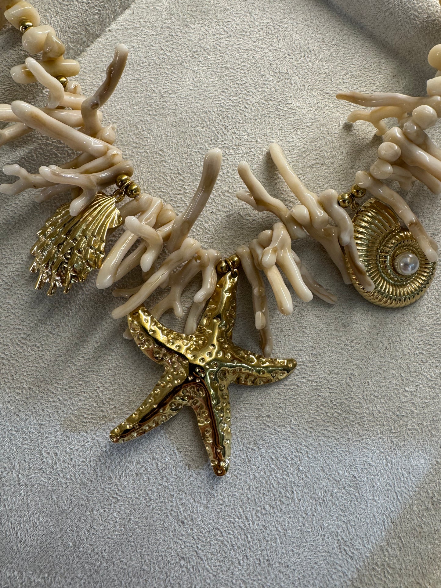 Κολιέ “Thalassa” με Εκρού Κοράλλια & Χρυσά Θαλασσινά Charms – Pnoe Studio