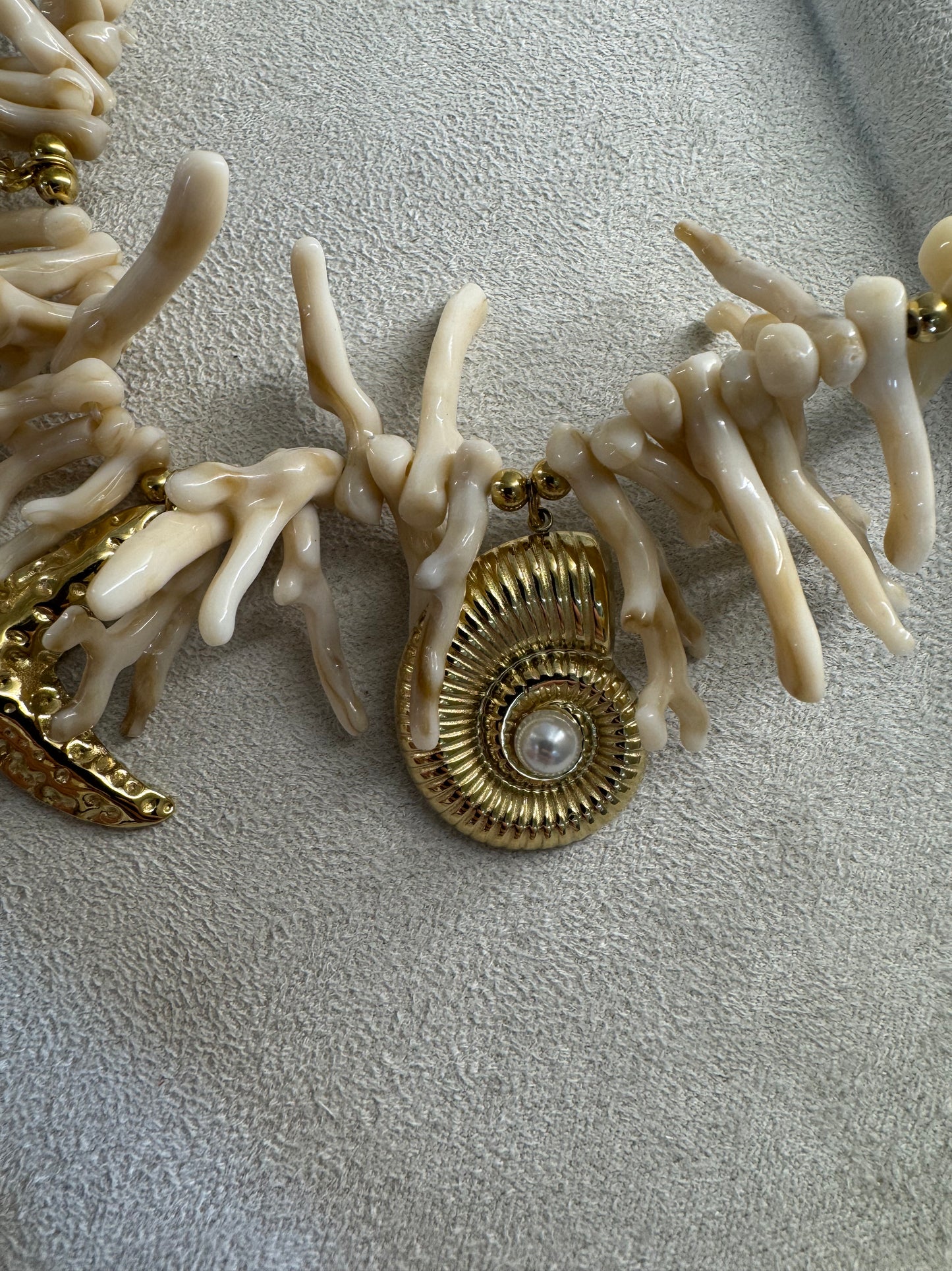 Κολιέ “Thalassa” με Εκρού Κοράλλια & Χρυσά Θαλασσινά Charms – Pnoe Studio