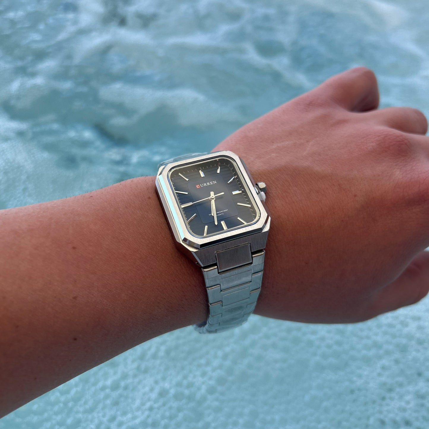 Ανδρικό Ρολόι CURREN Τετράγωνο με Μπλε Καντράν – Γεωμετρία, Κομψότητα & Αρχιτεκτονικό Design
