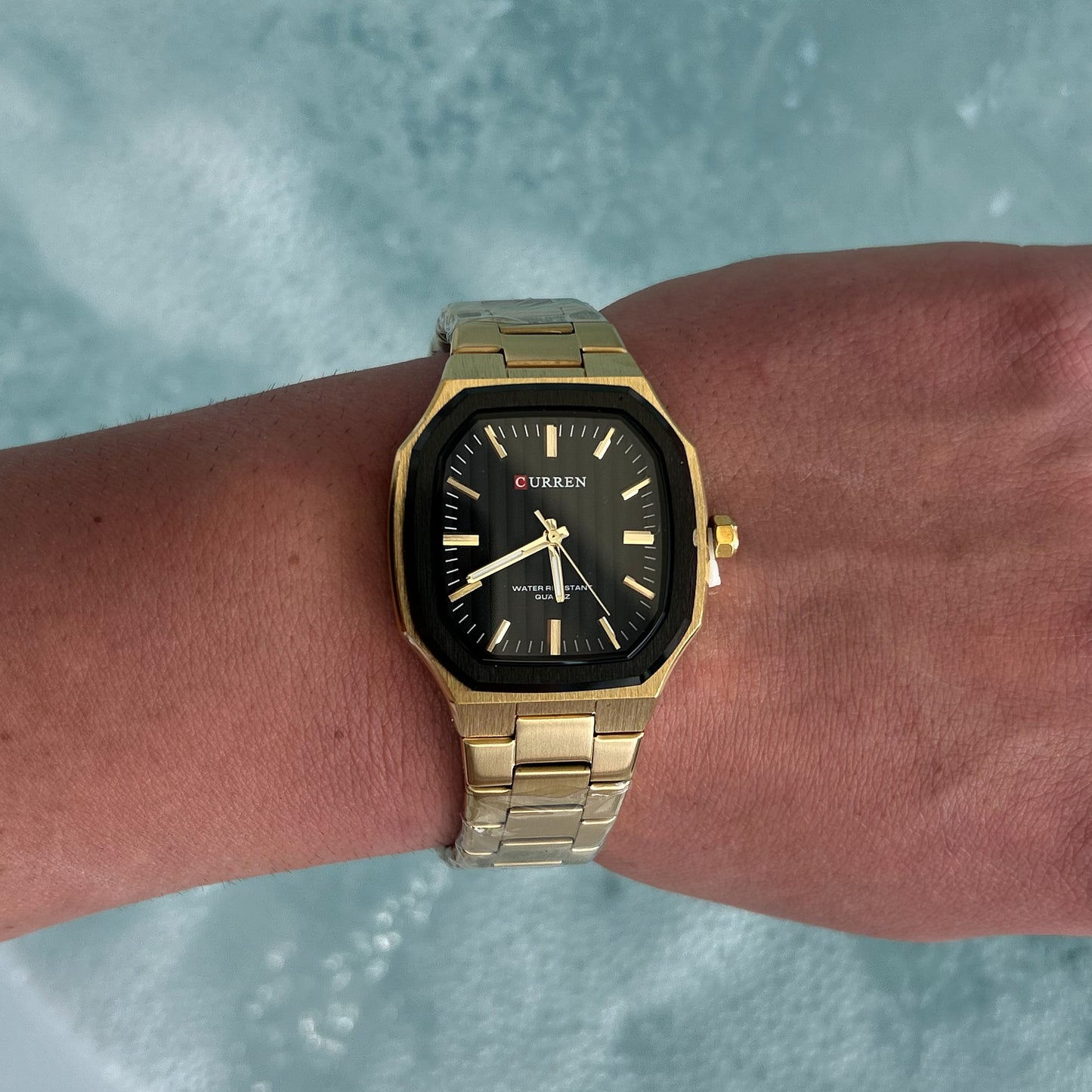 Κομψότητα σε μαύρο και χρυσό – Το ρολόι που μαγνητίζει τα βλέμματα