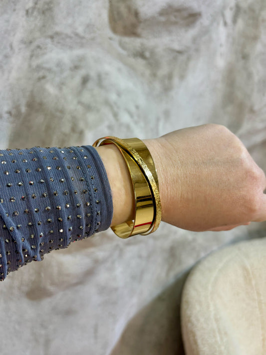 Χρυσή ατσάλινη χειροπέδα με μικρή λεπτομέρεια