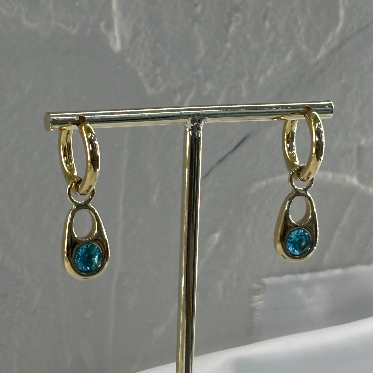 Σκουλαρίκι διπλό κρικάκι με γαλάζιες λεπτομέρειες