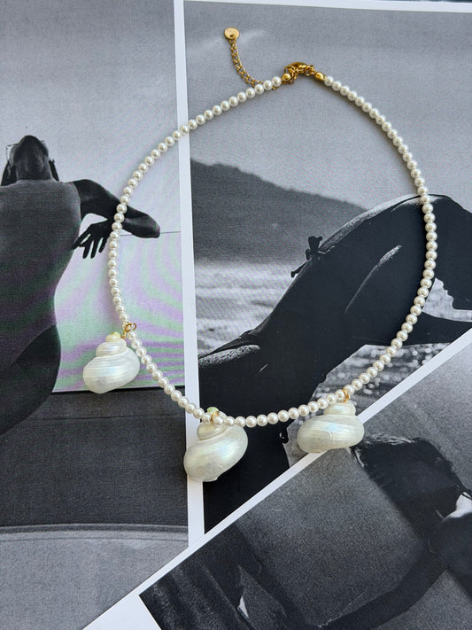 ADRIANA 🐚
Ατσάλινο κολιέ με πέρλες και αληθινά κοχύλια