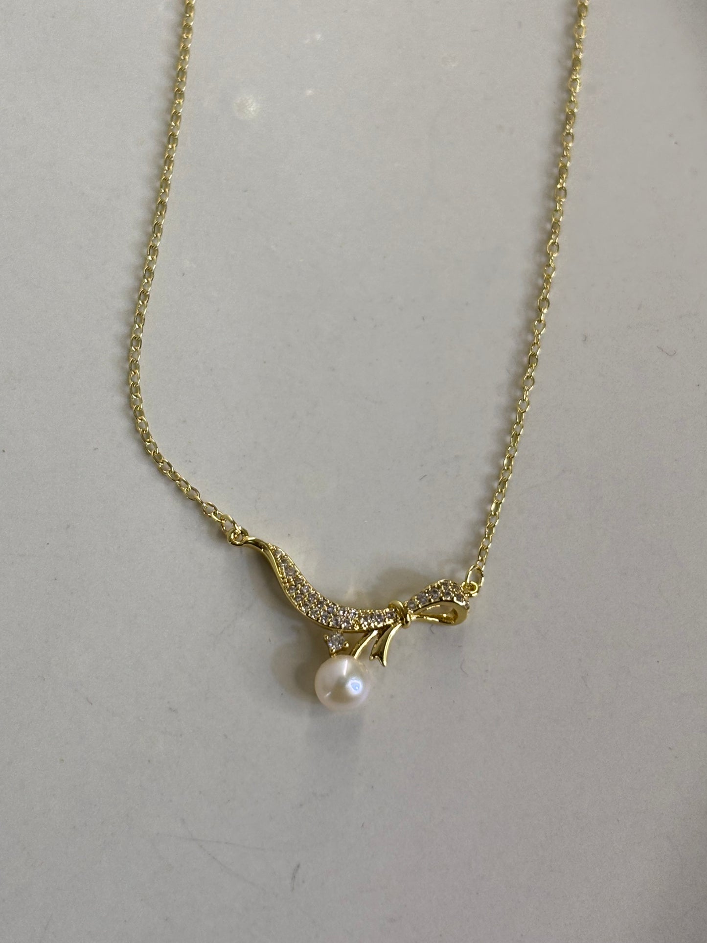 Κολιέ με φιόγκο και αληθινό μαργαριτάρι