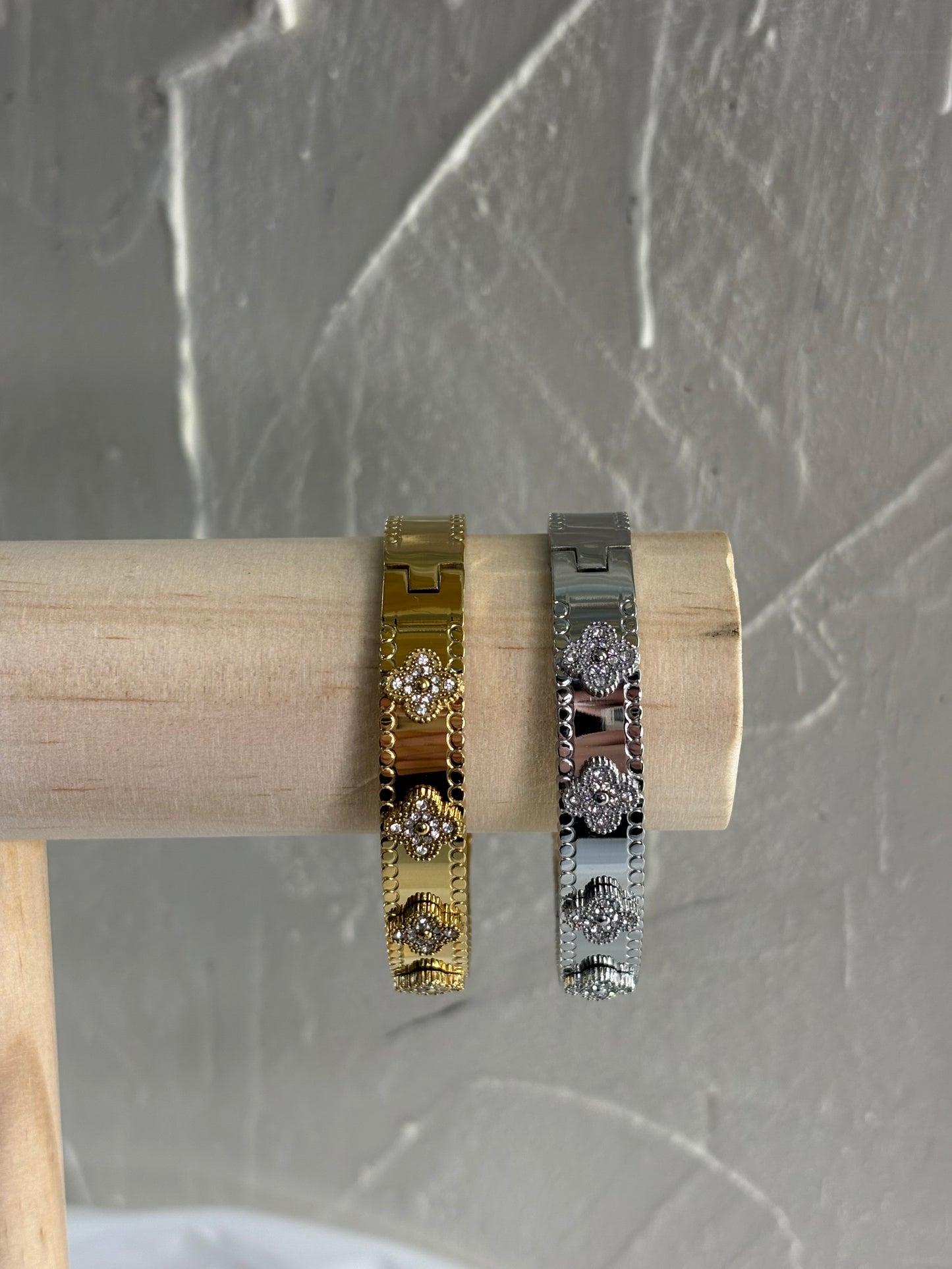 Ατσάλινη χρυσή χειροπεδα με ανάγλυφα σχέδια