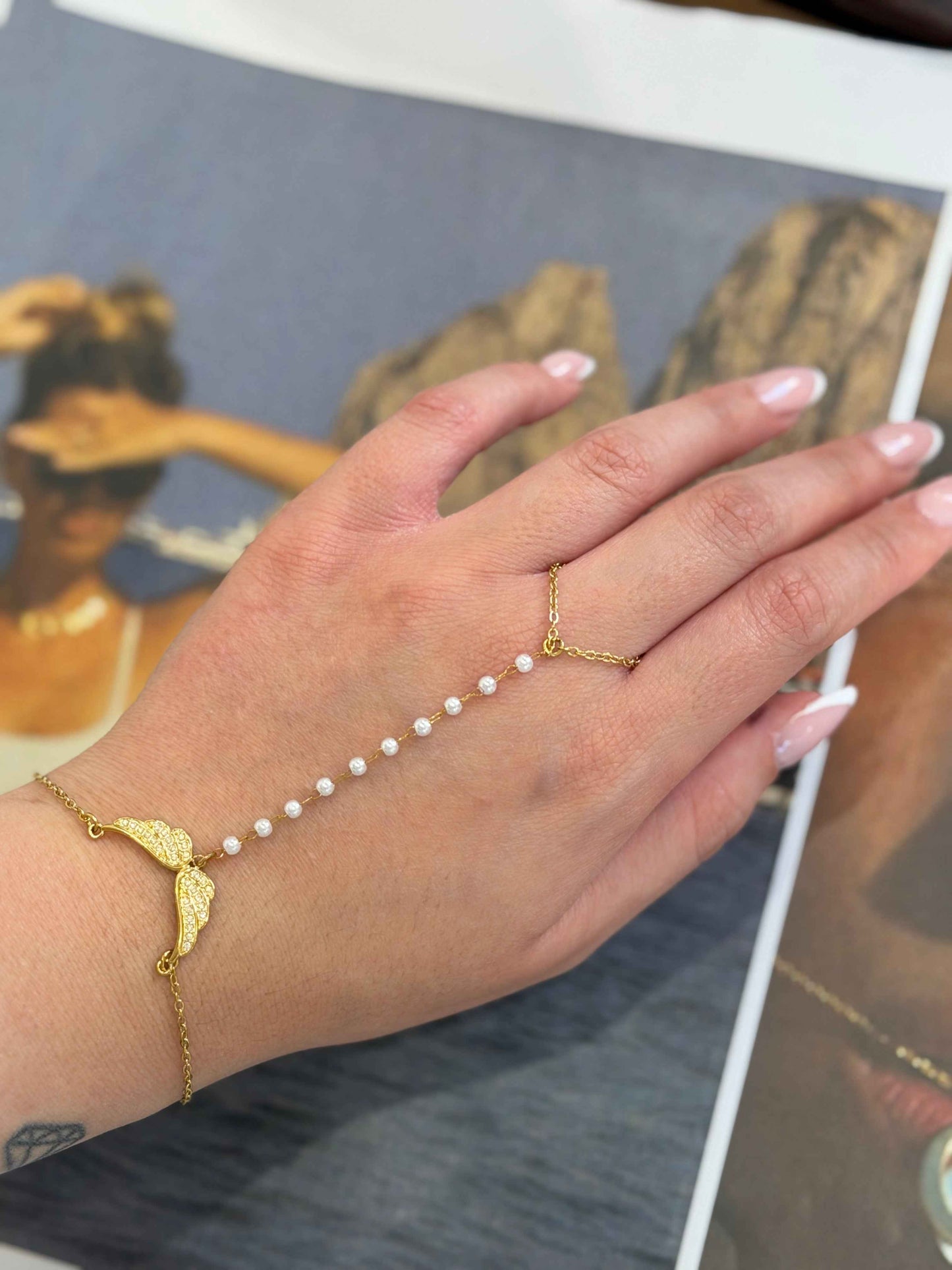 Angel Wings Hand Chain – Ατσάλινο Βραχιόλι Χεριού με Πέρλες