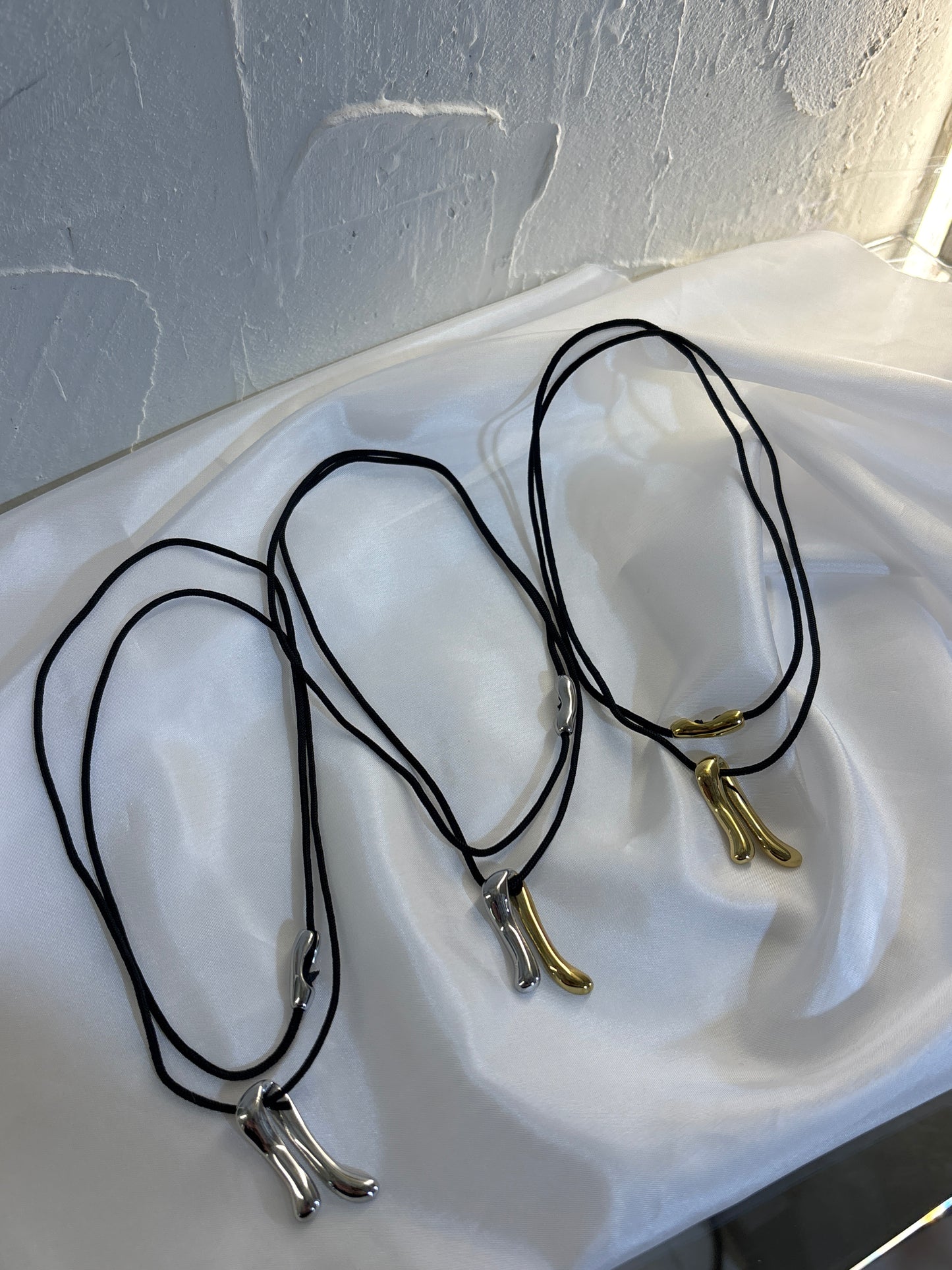 Κολιέ με κορδονάκι και σταγόνες σε τρία χρώματα