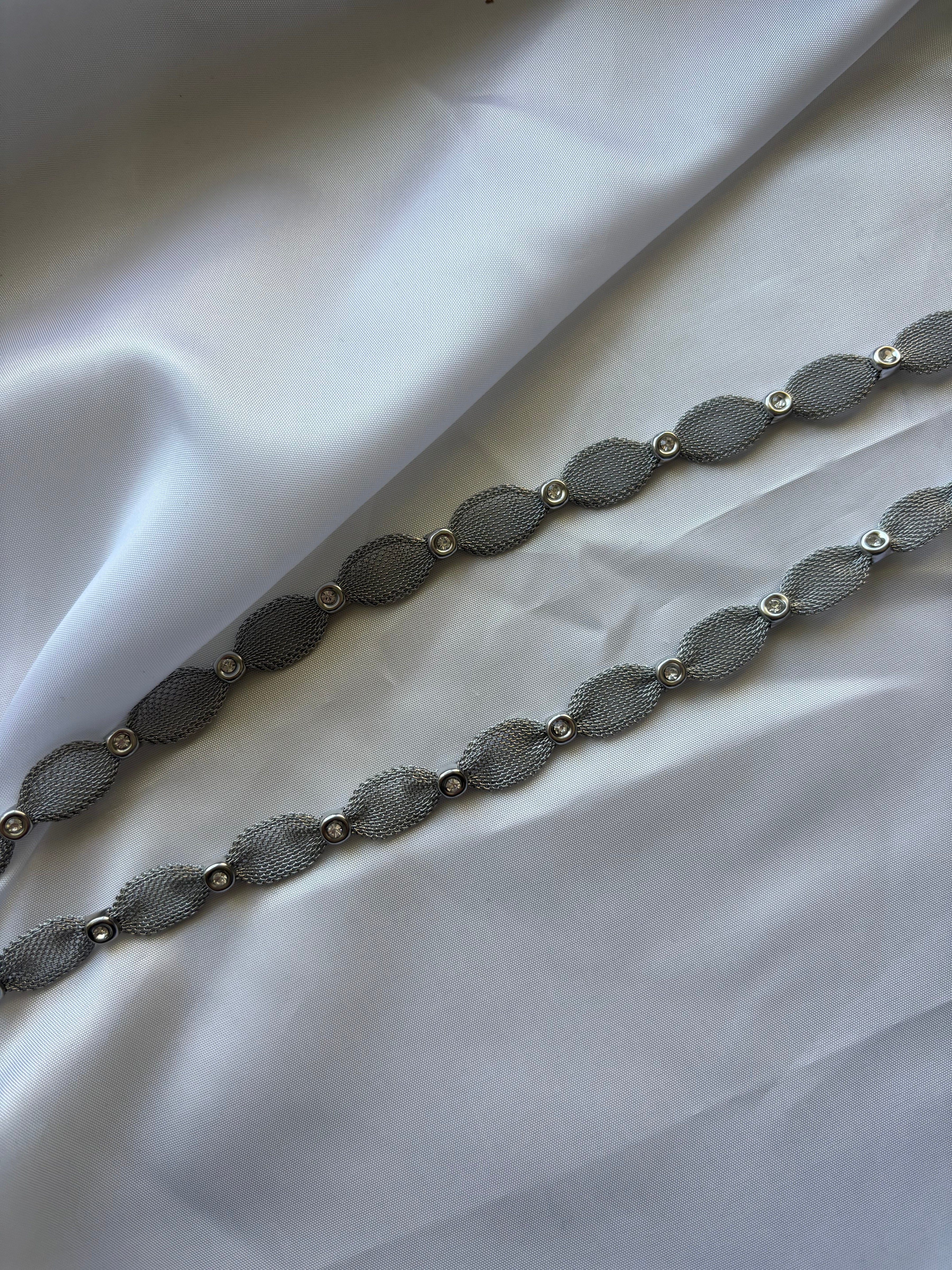Silver necklace in wire form