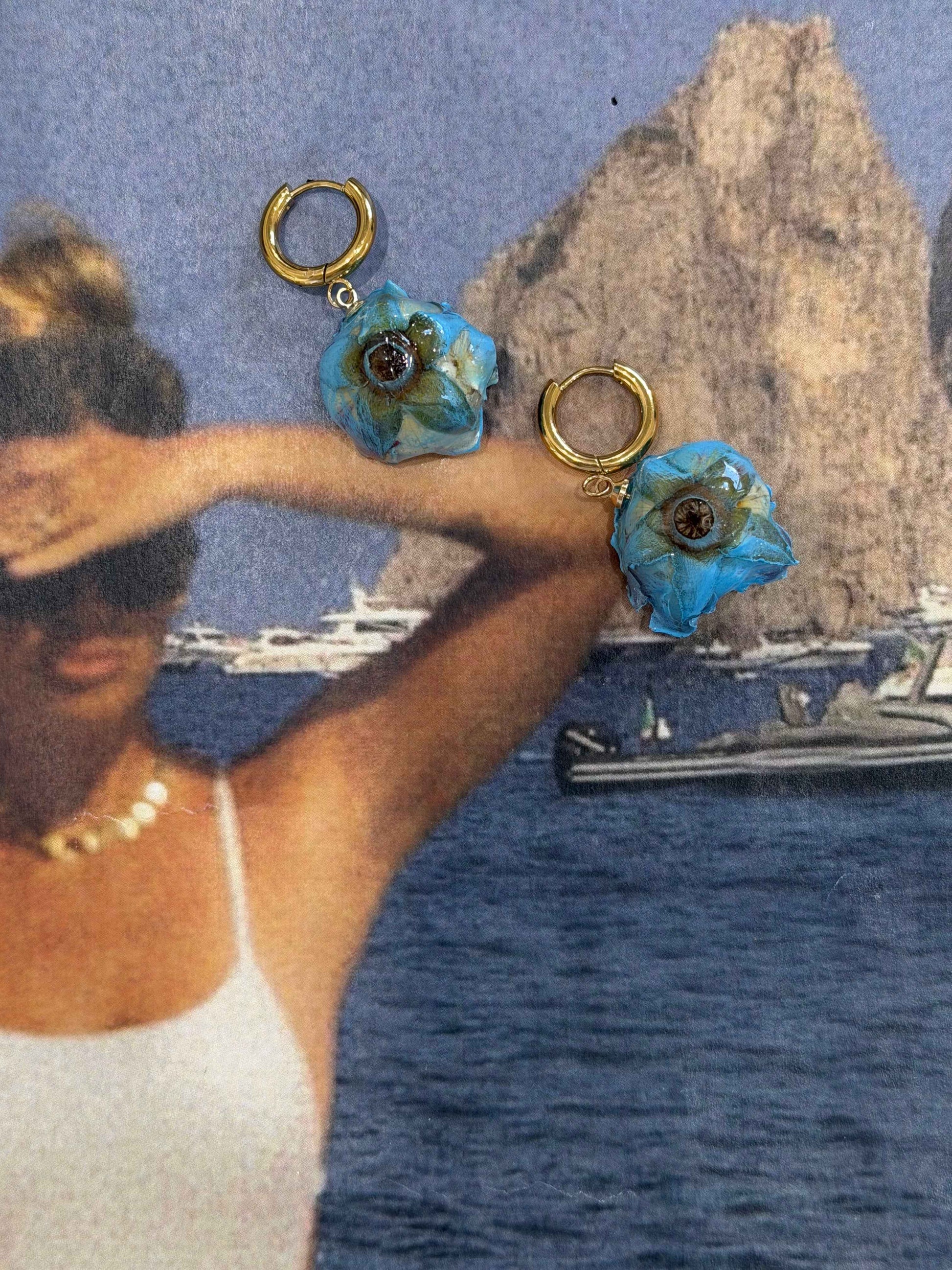 Azure Bloom Hoops – Ατσάλινα Σκουλαρίκια με Γαλάζιο Λουλούδι