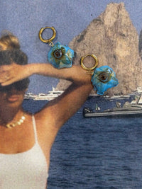 Azure Bloom Hoops – Ατσάλινα Σκουλαρίκια με Γαλάζιο Λουλούδι