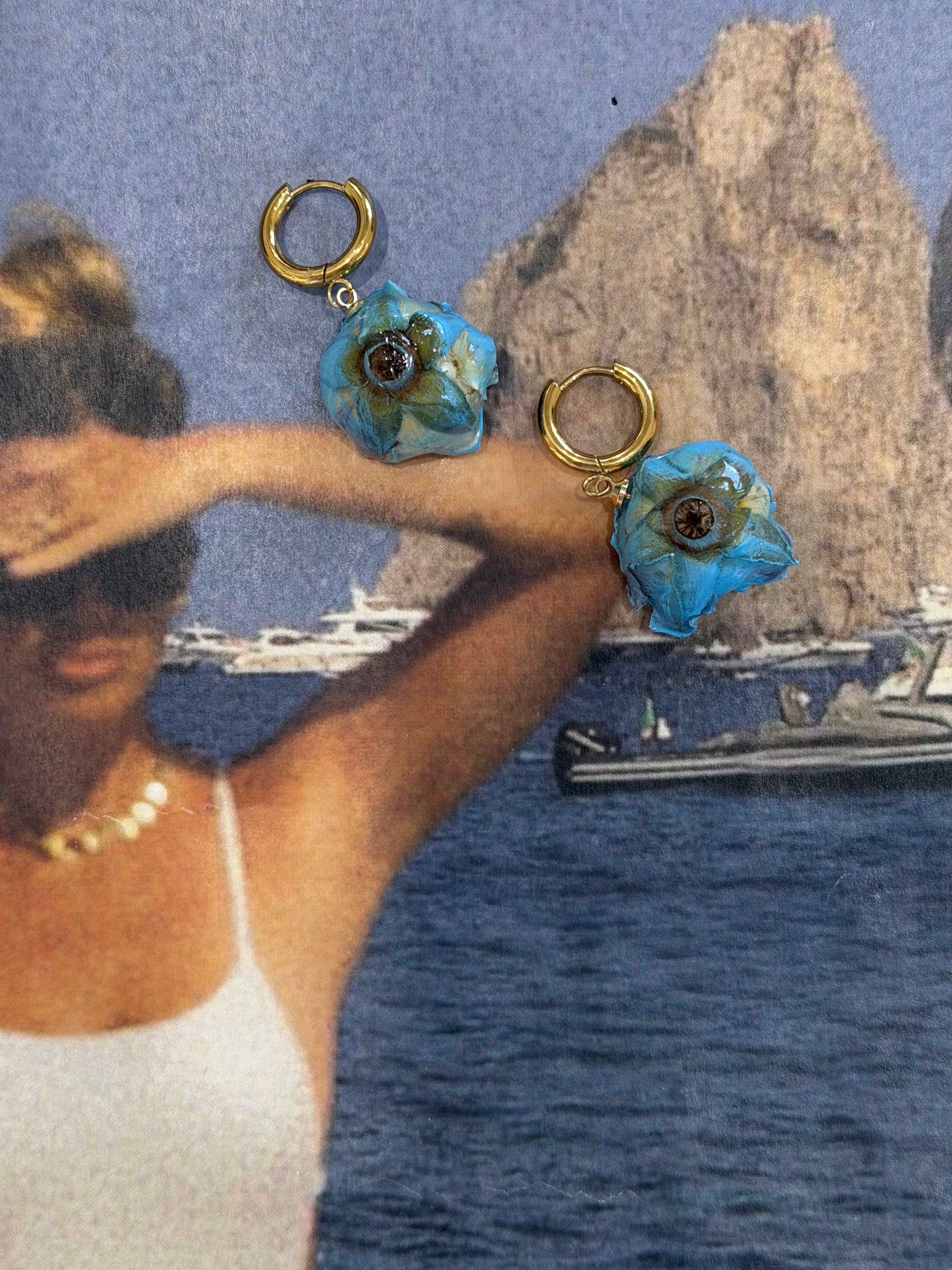 Azure Bloom Hoops – Ατσάλινα Σκουλαρίκια με Γαλάζιο Λουλούδι