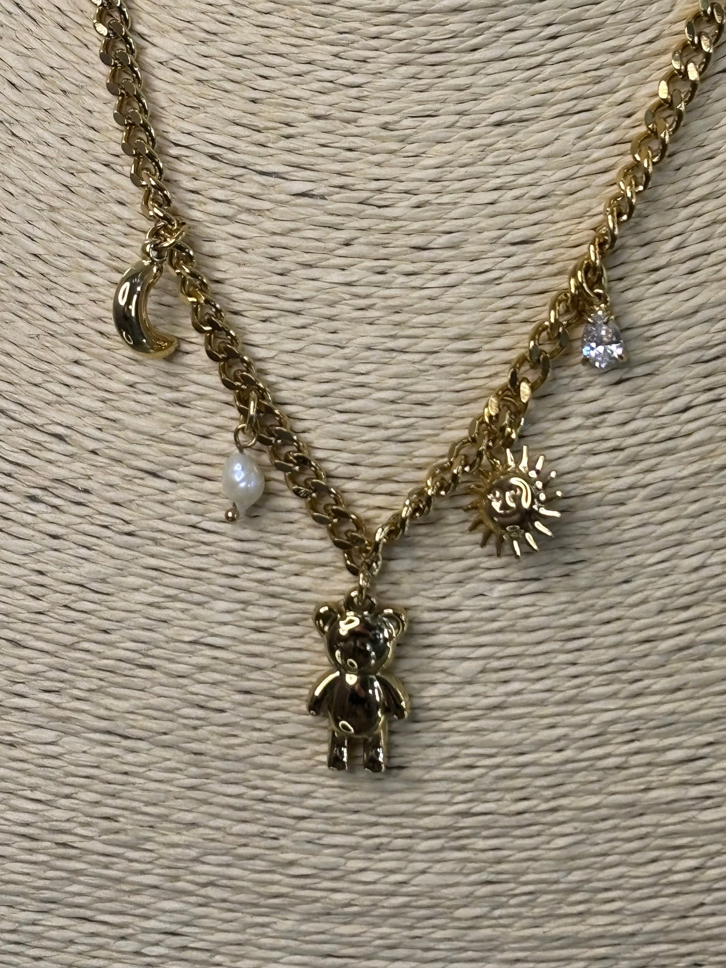 Κολιες χρυσό με charms αρκουδάκι και  πέρλες