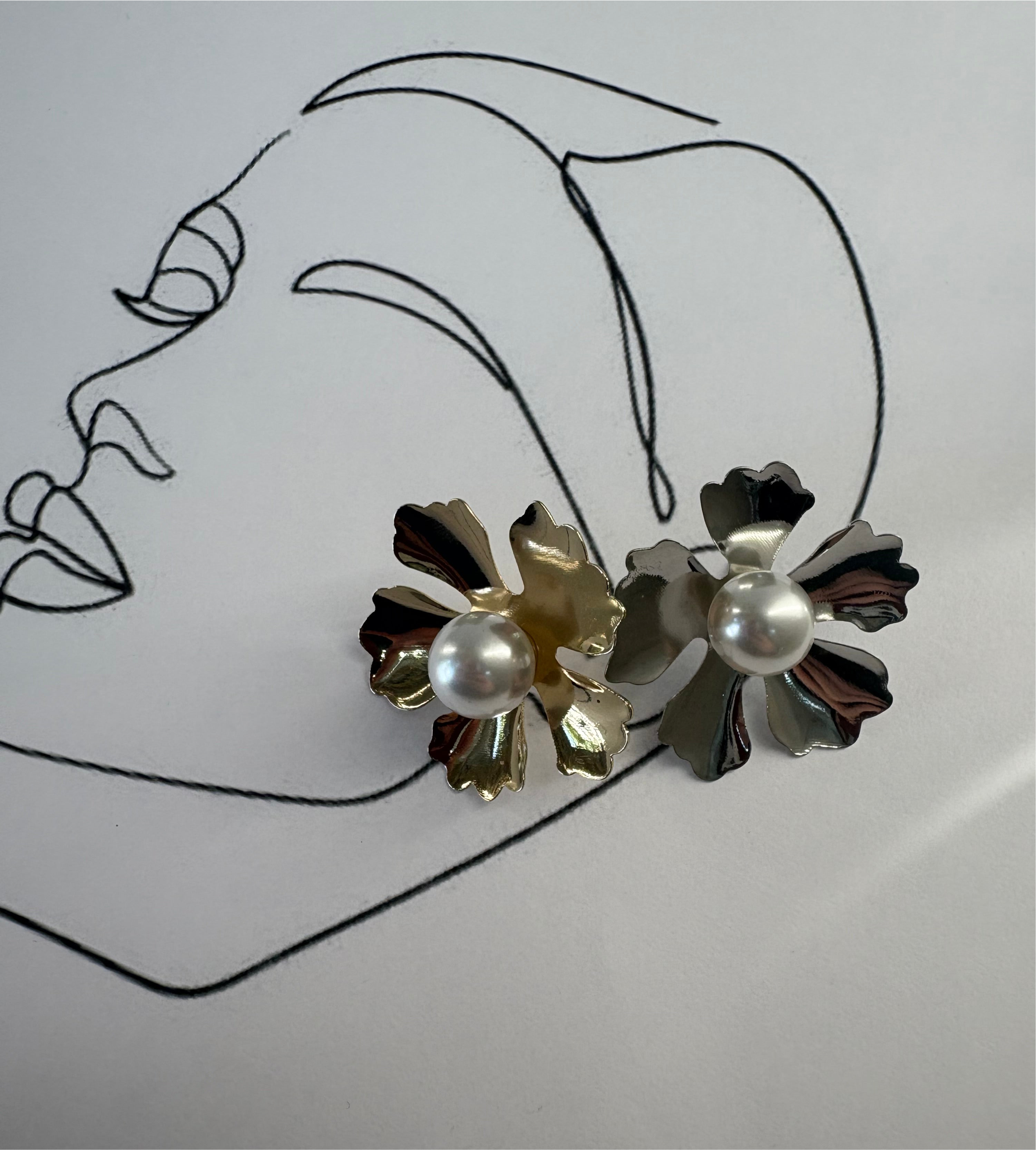 “Florabella” Earrings Metal Flower with Pearl – Gold or Silver – Pnoe Studio