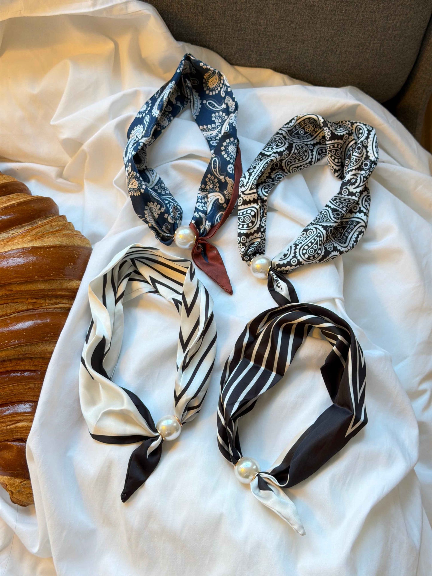 Carré Magnétique – Silk Touch Scarves