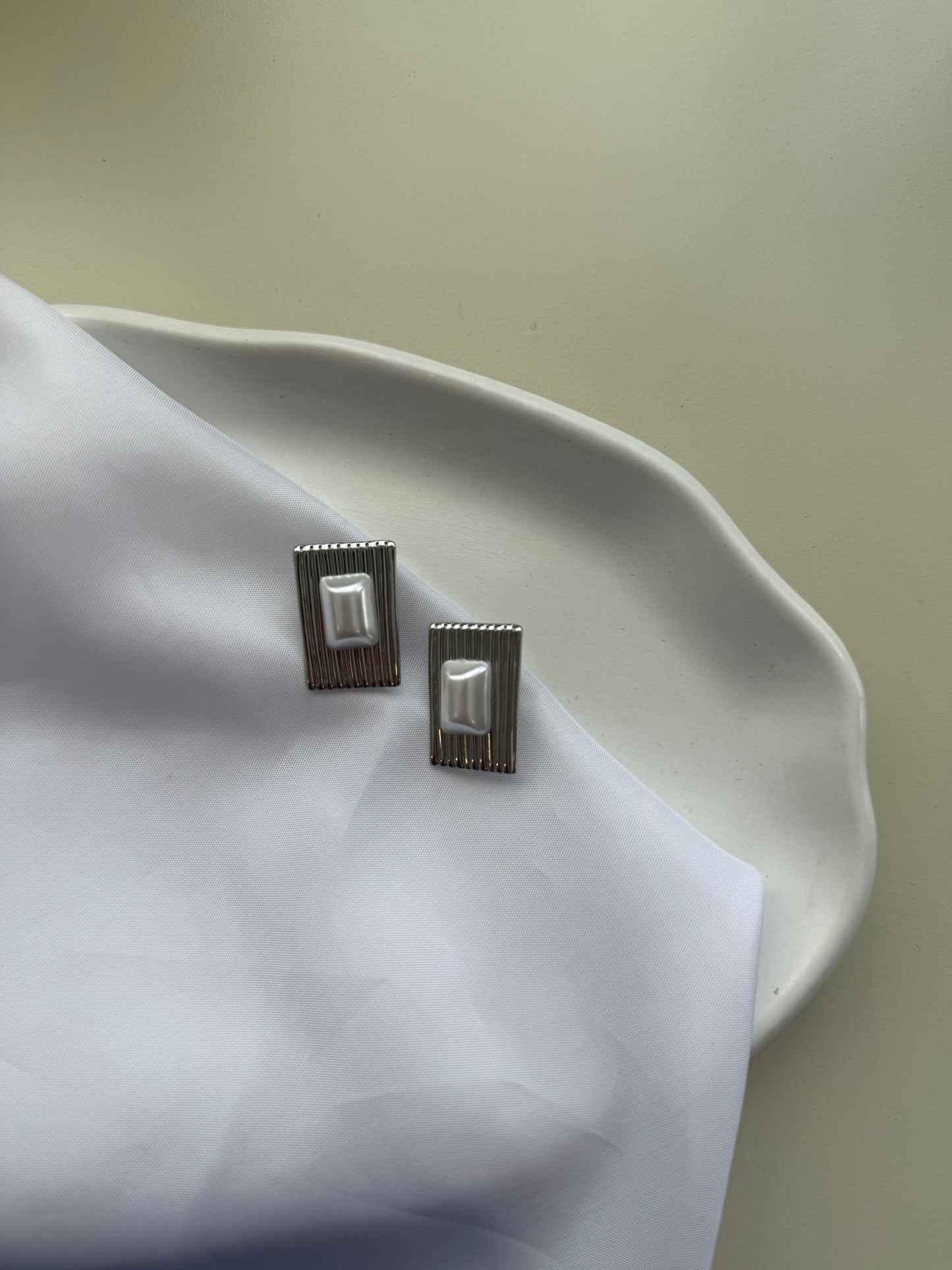 Σκουλαρίκι ατσάλινο με κλιπ τετράγωνο ασημί