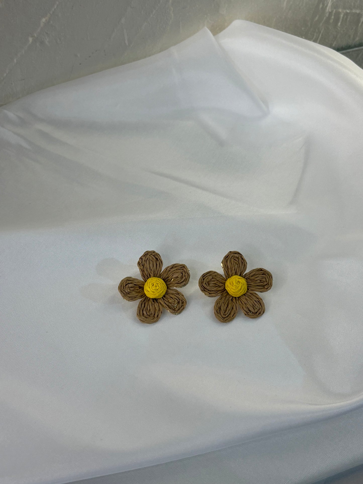 Γυναικεία Σκουλαρίκια Λουλούδι Πλεκτά Καφέ με Κίτρινο