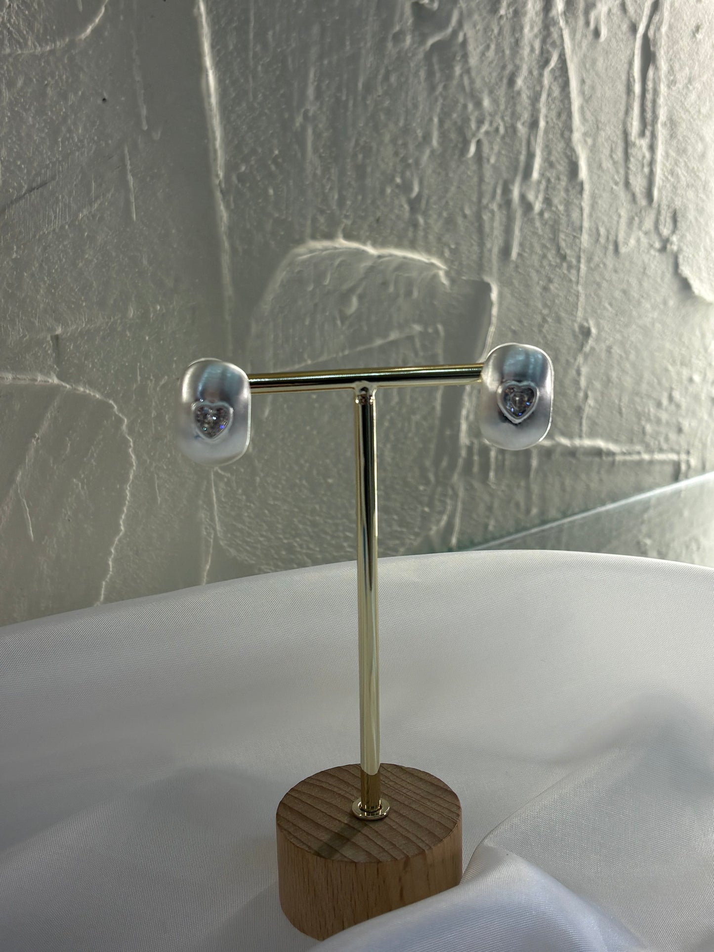 Σκουλαρίκια ασημί με καρδιά στην μέση