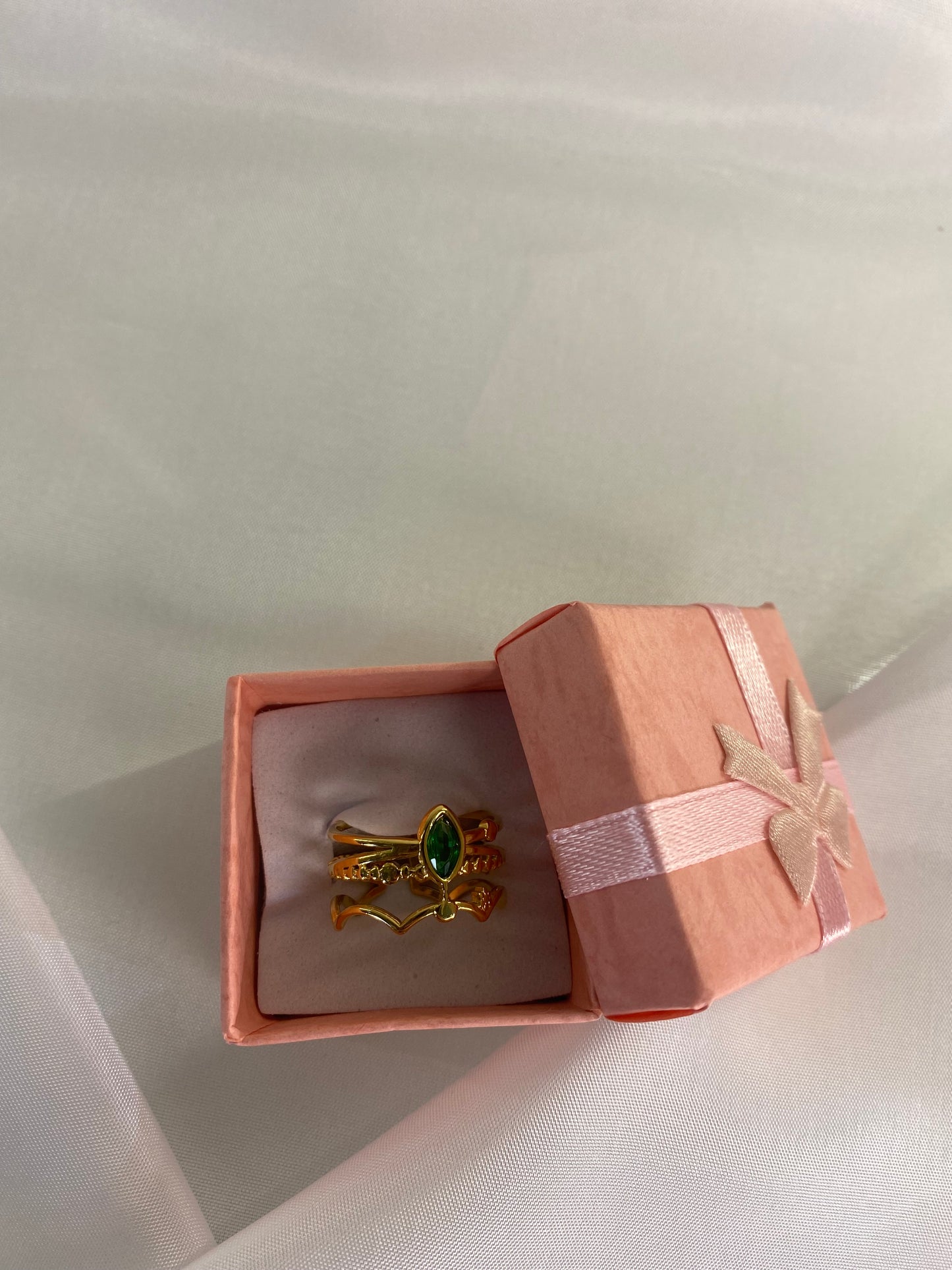 Χρυσό δαχτυλίδι,με πράσινη λεπτομέρεια από χαλκό