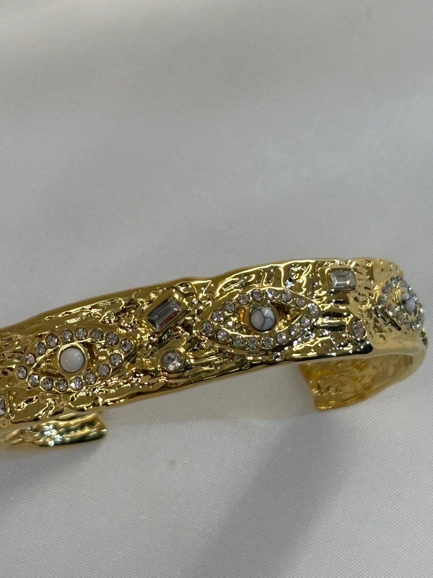 Χρυσή Χειροπέδα με Στρας και Διακοσμητικά Στοιχεία | Pnoe Studio