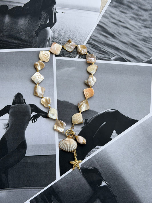 ALESSANDRA 🐚 Ατσάλινο κολιέ με ιριδίζουσες χάντρες, κοχύλια και αστερία
