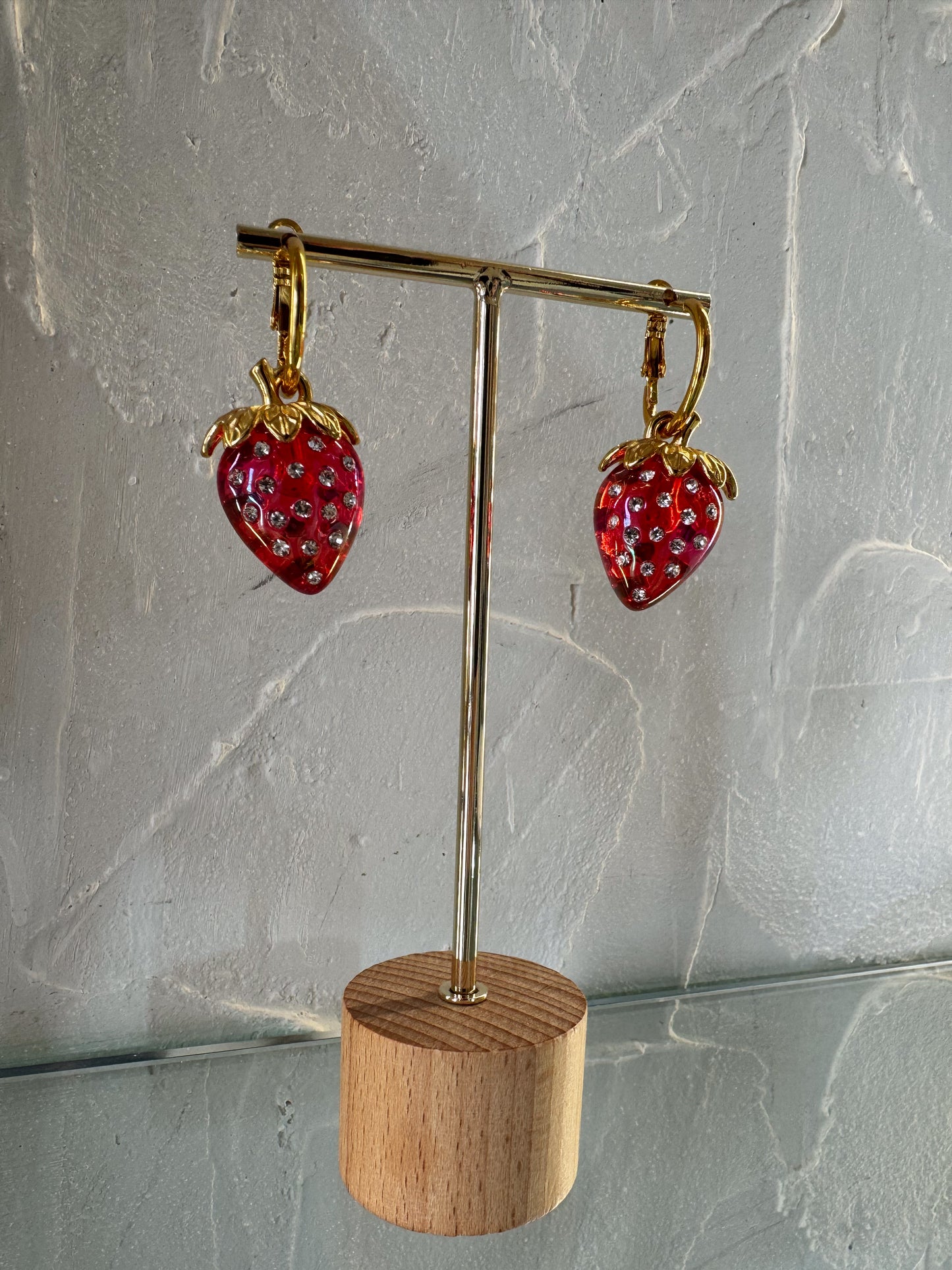 Σκουλαρίκια “Strawbellina” Φράουλα με Στρας – Pnoe Studio