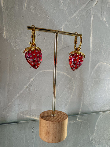 Σκουλαρίκια “Strawbellina” Φράουλα με Στρας – Pnoe Studio