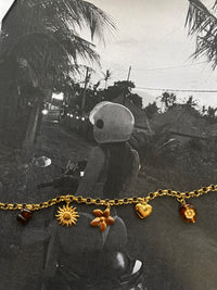 Golden Charms – Ατσάλινο Βραχιόλι με Κρεμαστά Στοιχεία