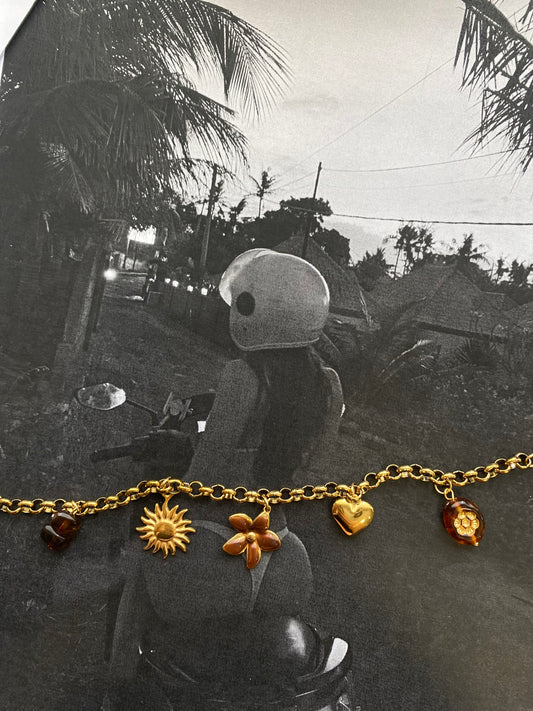 Golden Charms – Ατσάλινο Βραχιόλι με Κρεμαστά Στοιχεία