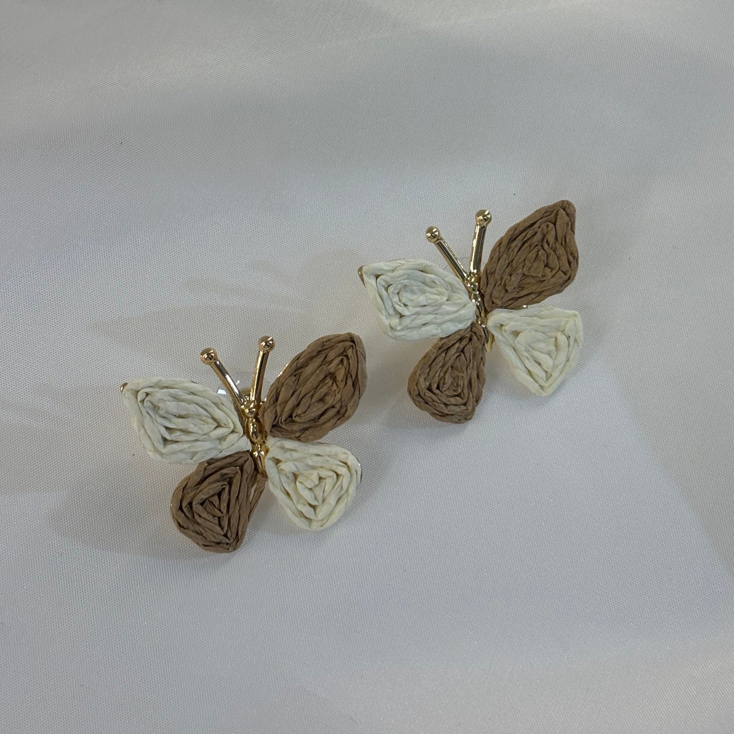 Γυναικεία Σκουλαρίκια Πεταλούδα Πλεκτά Καφέ & Εκρού | Pnoe Studio