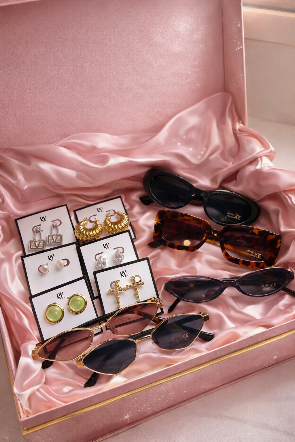 Pnoe Lucky Box 🎀 Ένα ζευγάρι γυαλία ηλίου + 1 ζευγάρι ατσάλινα σκουλαρίκια