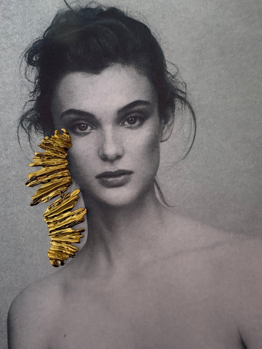 Golden Tempest – Sculpted Statement  Ατσάλινο Σκουλαρίκι