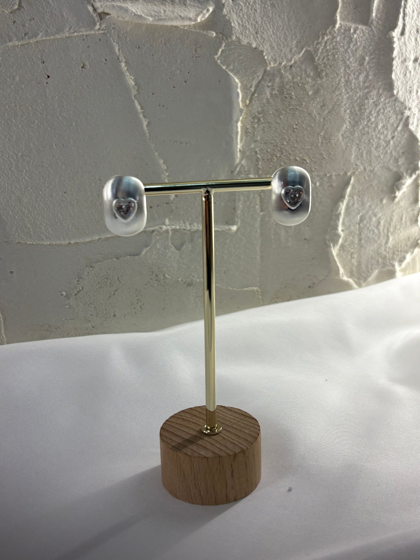 Σκουλαρίκια ασημί με καρδιά στην μέση