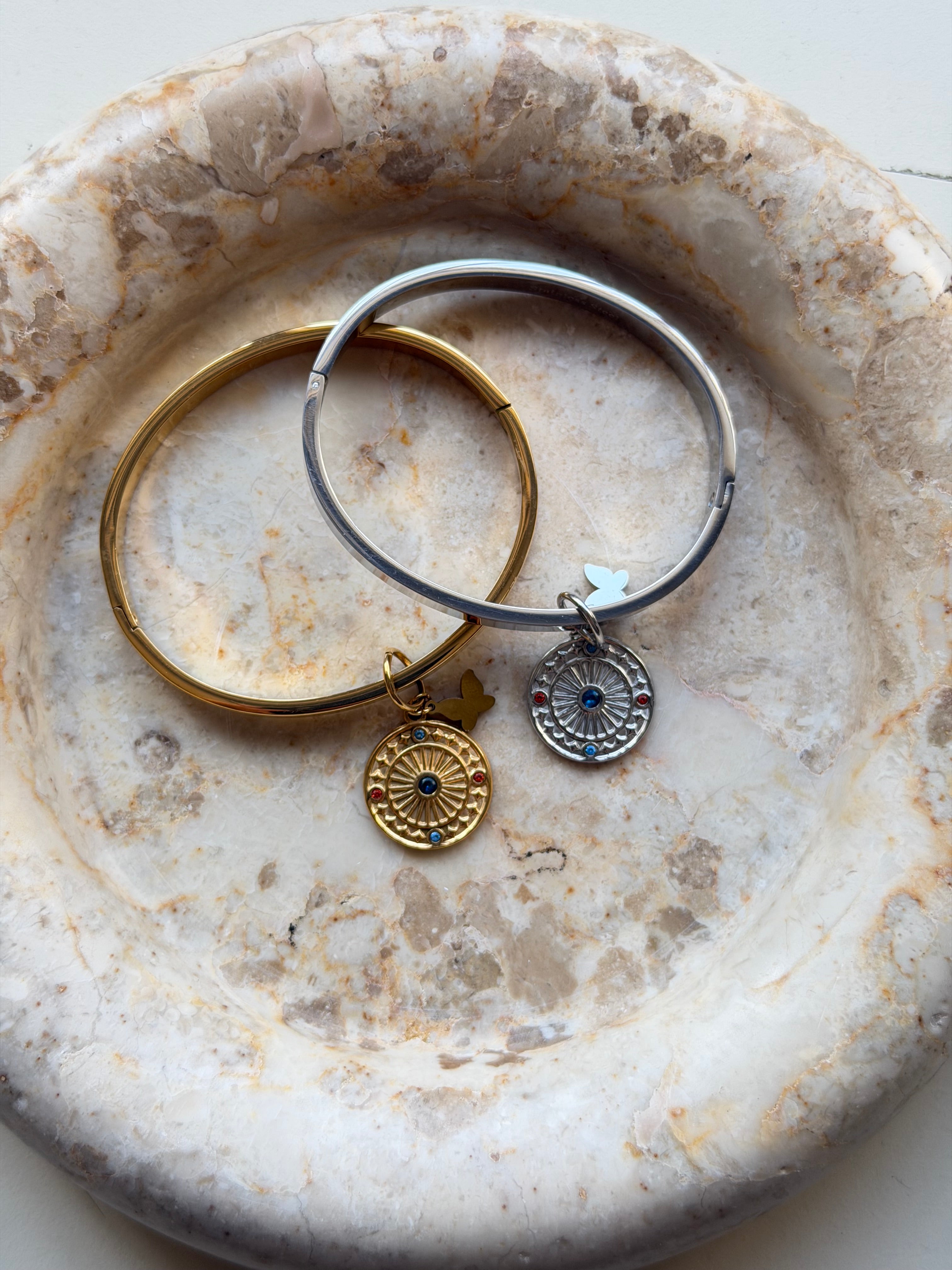 Kika’s ατσάλινη χειροπέδα με charms