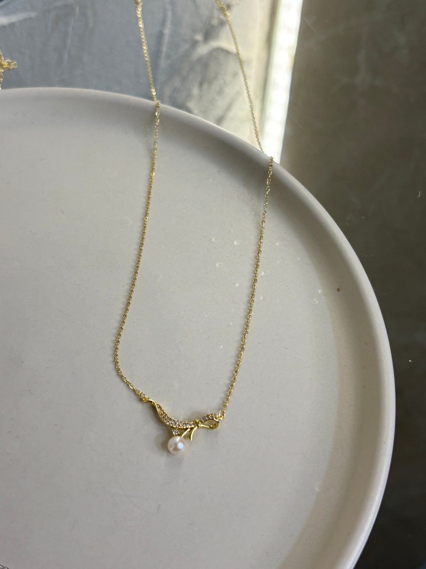 Κολιέ με φιόγκο και αληθινό μαργαριτάρι