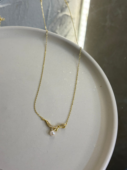 Κολιέ με φιόγκο και αληθινό μαργαριτάρι