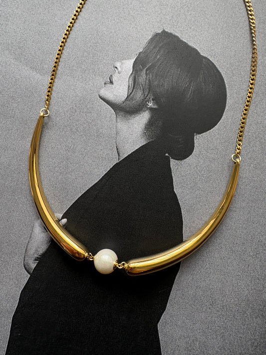 Golden Whisper Necklace – Ατσάλινο Κολιέ με Πέρλα