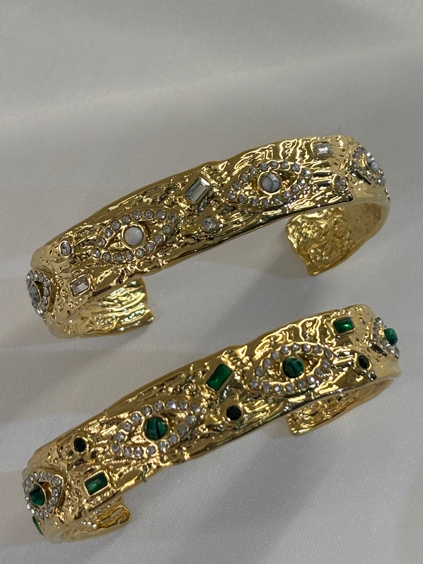 Χρυσή Χειροπέδα με Στρας και Διακοσμητικά Στοιχεία | Pnoe Studio