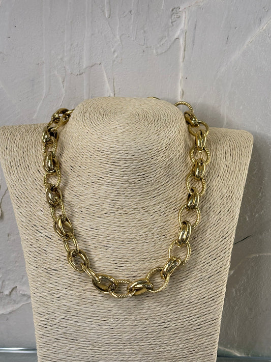 Thick gold necklace with rings