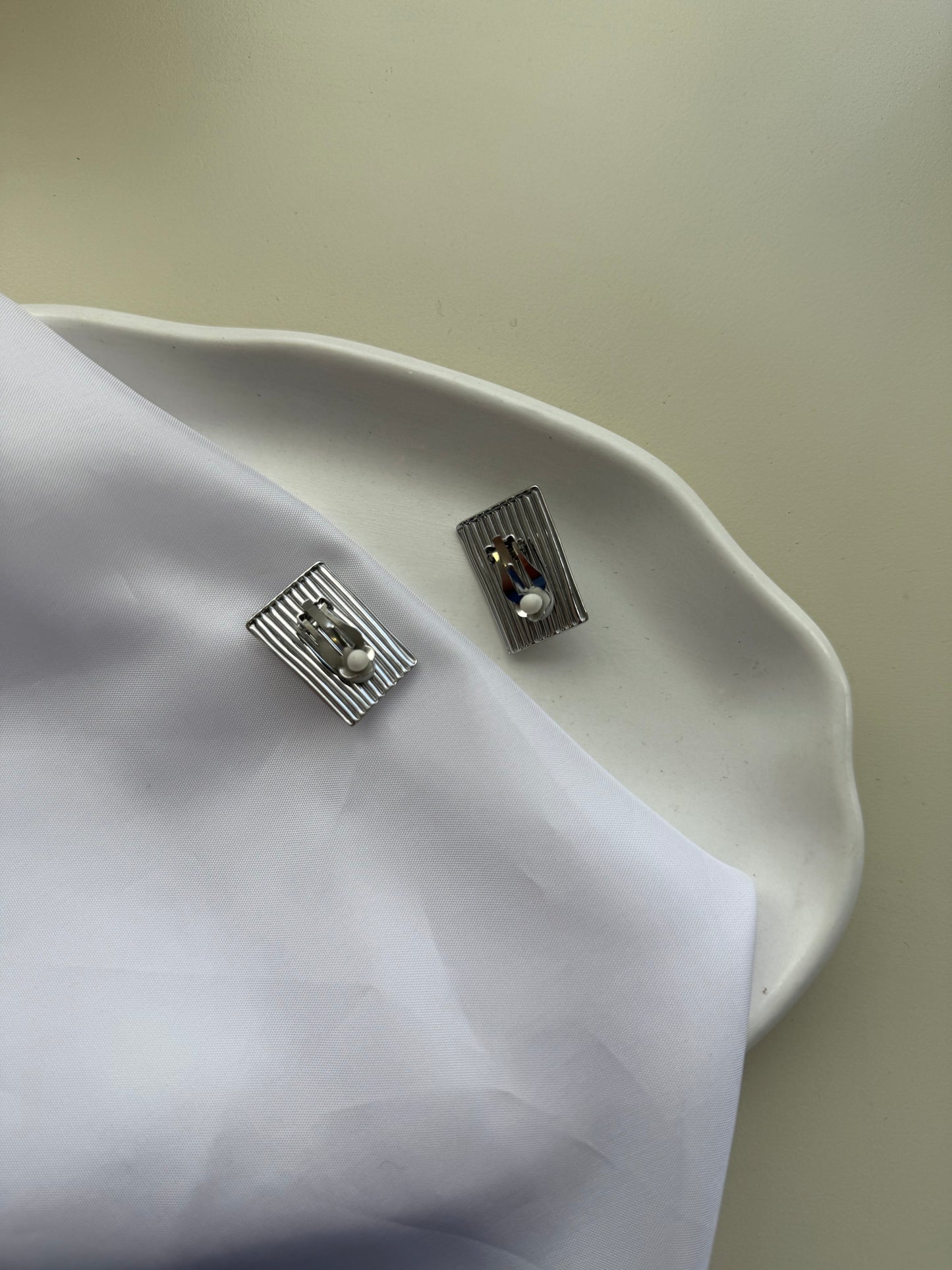 Σκουλαρίκι ατσάλινο με κλιπ τετράγωνο ασημί