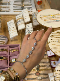 💍 Bridal Radiance Hand Chain
χειροποίητο • designed by KIKA