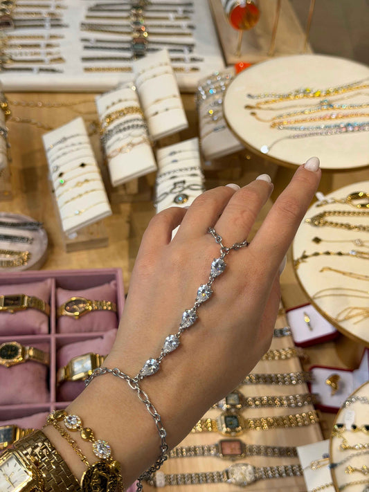 💍 Bridal Radiance Hand Chain
χειροποίητο • designed by KIKA