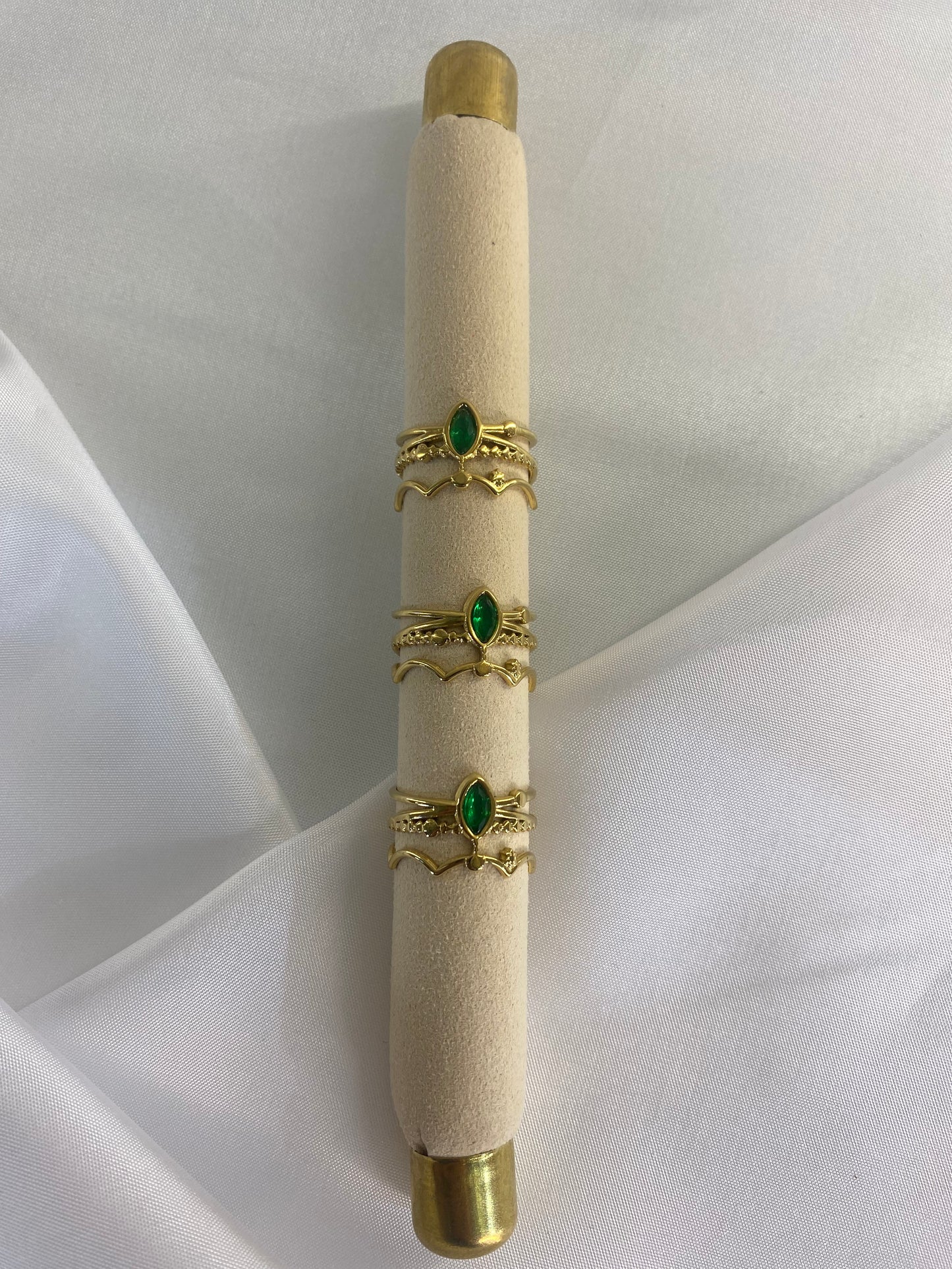 Χρυσό δαχτυλίδι,με πράσινη λεπτομέρεια από χαλκό