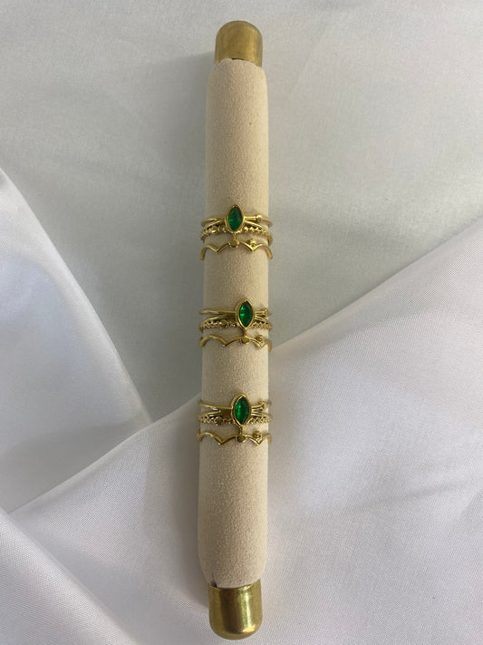 Χρυσό δαχτυλίδι,με πράσινη λεπτομέρεια από χαλκό