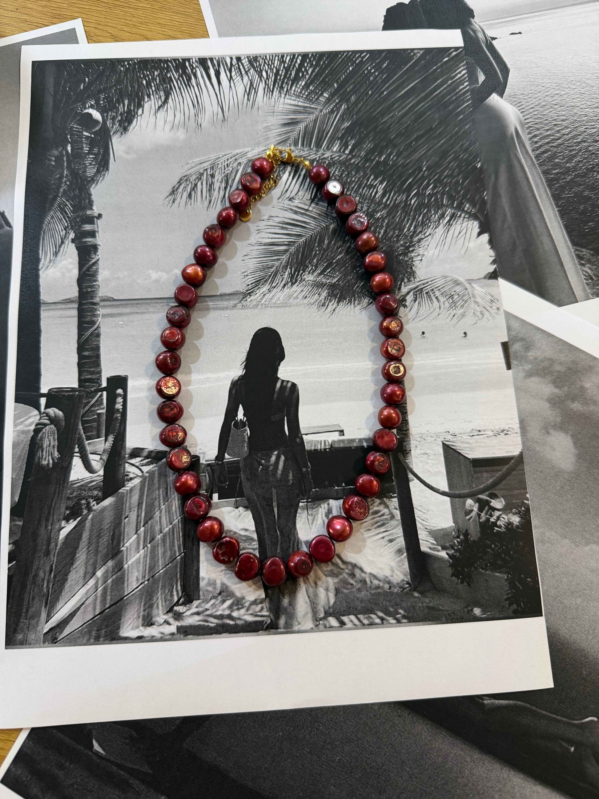 Uluwatu Ruby Shell
Κολιέ με φυσικά κόκκινα seashell στοιχεία & ατσάλινο κούμπωμα ✨