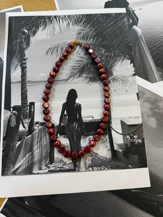 Uluwatu Ruby Shell
Κολιέ με φυσικά κόκκινα seashell στοιχεία & ατσάλινο κούμπωμα ✨