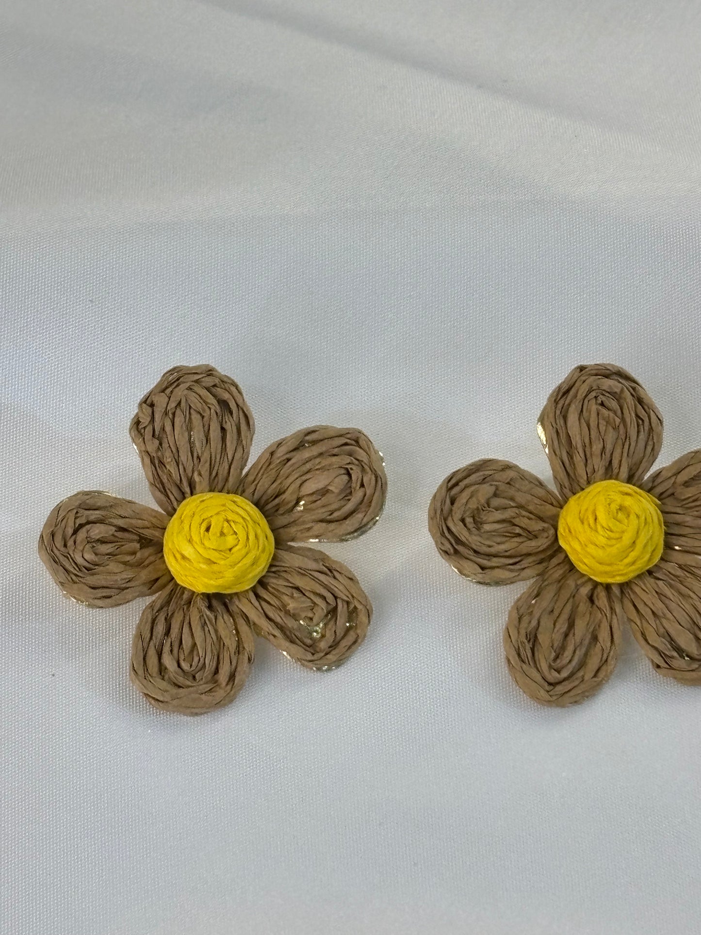 Γυναικεία Σκουλαρίκια Λουλούδι Πλεκτά Καφέ με Κίτρινο